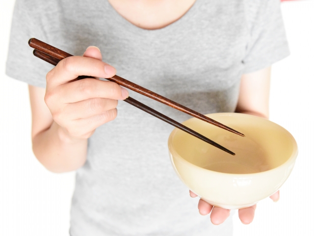 ダイエットの妨げなどにもなる、極端な食事制限や、食事抜きをする女性のイメージ