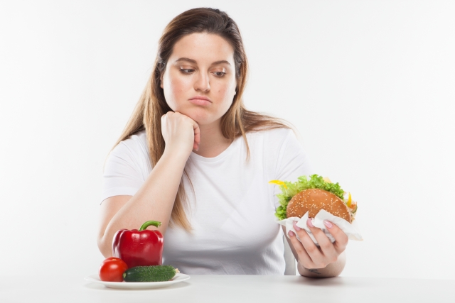 ダイエット・食事に悩んでいる女性