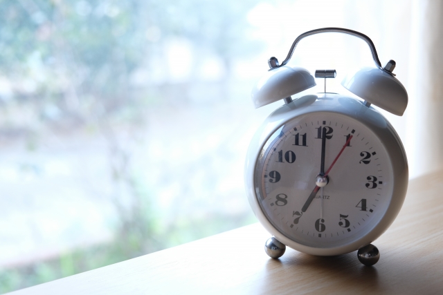 朝の時間帯、日光のイメージ