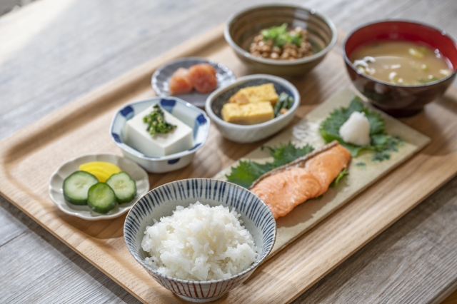ダイエットなどにも効果的な、バランスの良い食事（和食の定食）（動物性たんぱく質・植物性たんぱく質・炭水化物・脂質などが整っている食事）