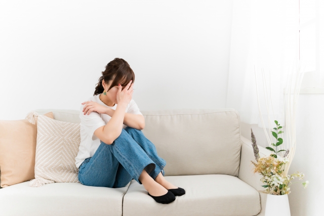 ストレスや悩みを抱えていて落ち込んでいる女性