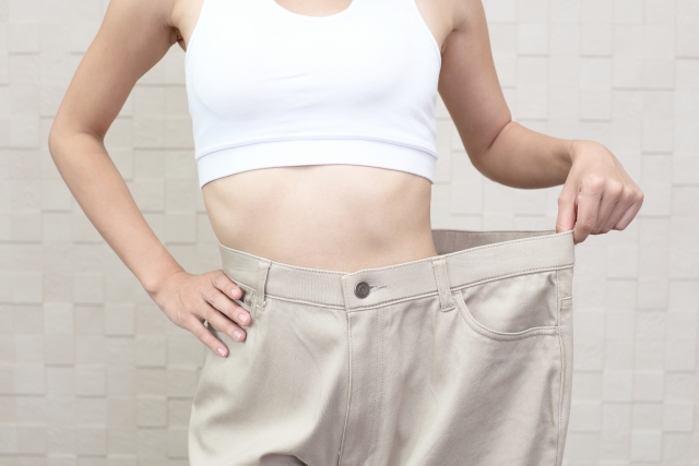 健康的なダイエットを行い、ウエストが引き締まった女性