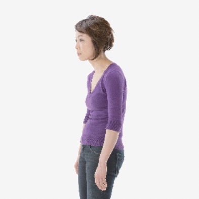 姿勢が悪く肩から背中の筋肉によけいな負担がかかってしまっている女性
