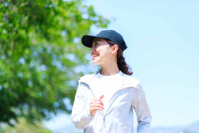 日中に屋外で体を動かす女性。脂肪燃焼、ダイエットにも効果的です。