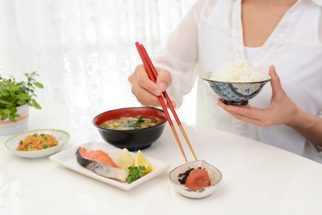 ダイエットなどにも効果的な、バランスの良い食事（和食の定食）（動物性たんぱく質・植物性たんぱく質・炭水化物・脂質などが整っている食事）