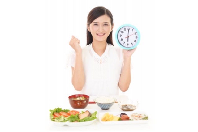 規則正しい時間に食事をとる女性（朝食）