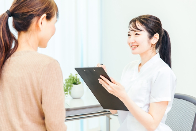 病院で医師に診察を受ける女性