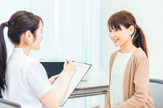 医療機関を受診する女性