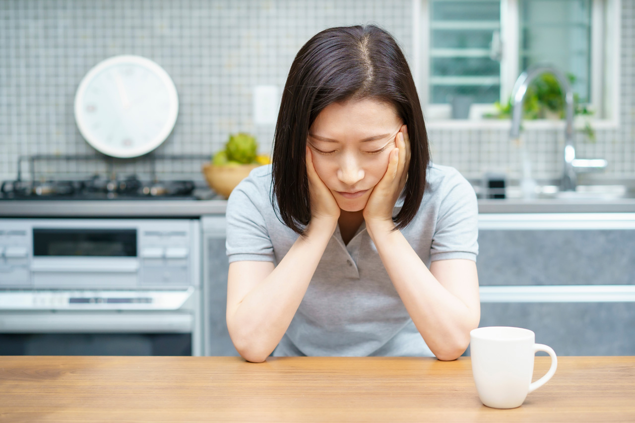 疲れや体の不調を感じている女性