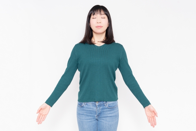 呼吸を整え、リラックスしている女性（深呼吸）