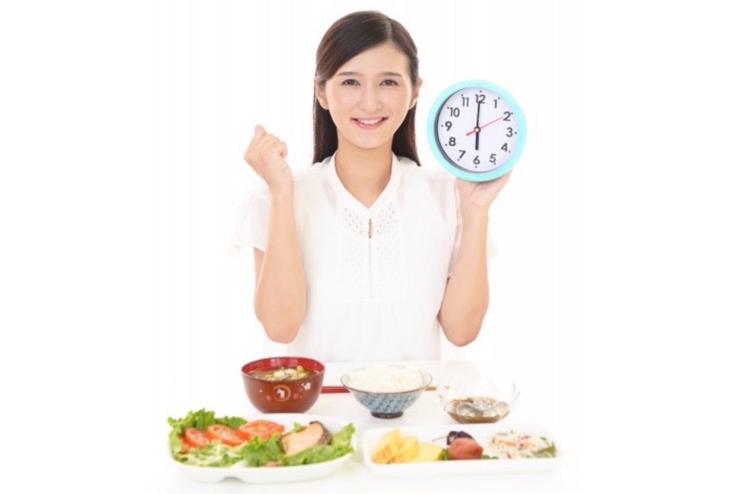 規則正しい時間に食事をとる女性（朝食）