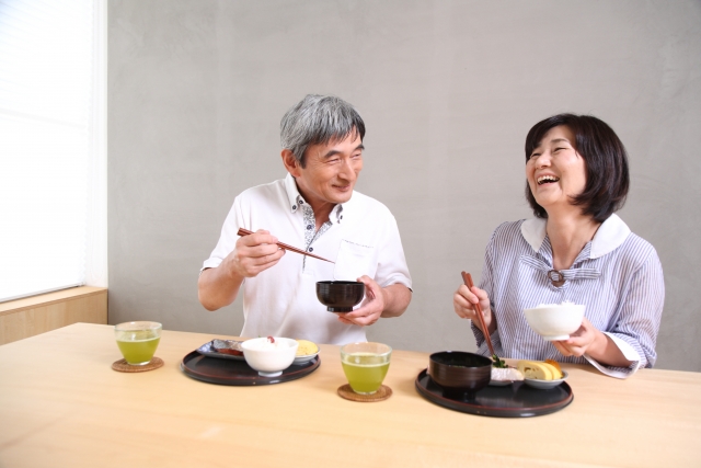 夫婦団らんで食事をする風景