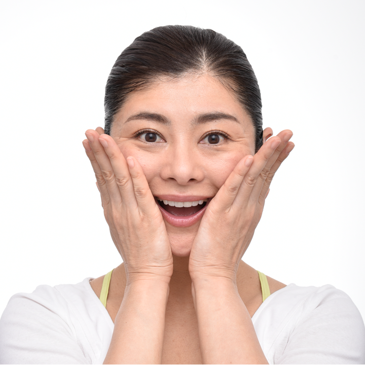 手で頬を持ち上げるようにして、5秒キープ。