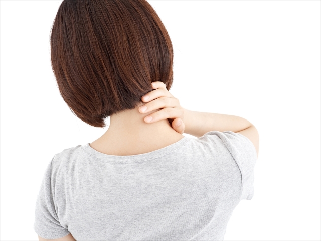 首を押さえている女性（首や肩こり・痛み・肩周りの血行不良など）