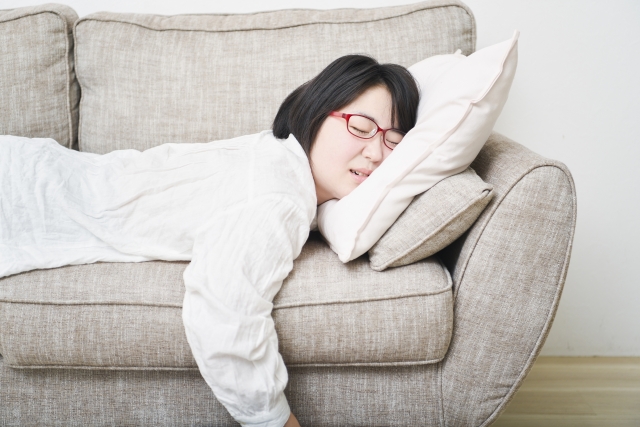 ソファで休んでいる女性