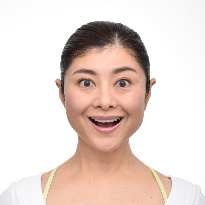 「わ～」と言いながら、口を大きく開く。