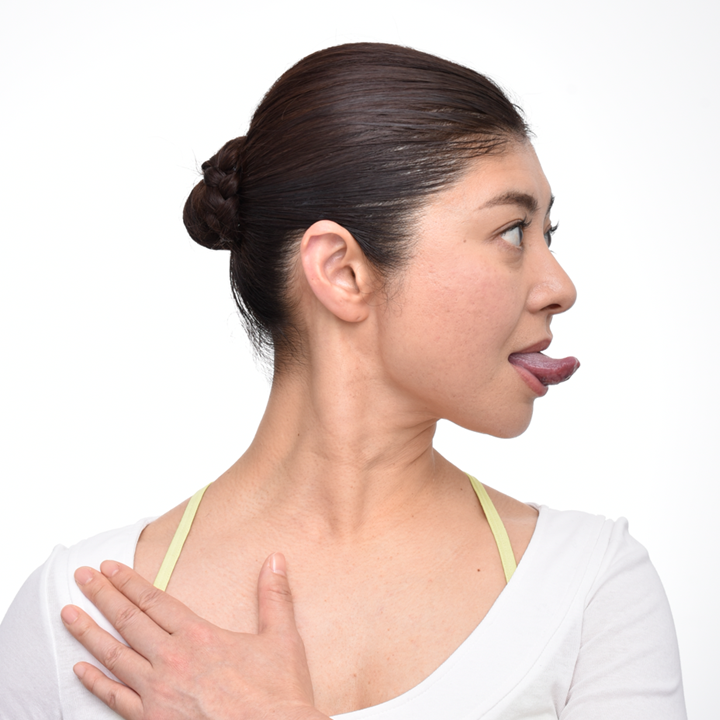 舌を戻してから、左の肩が動かないように右手で押さえ、顔だけ右を向きます。舌を前へ突き出し、左の首筋が伸びるのを感じながら5秒キープ。