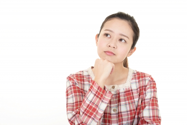 悩む女性
