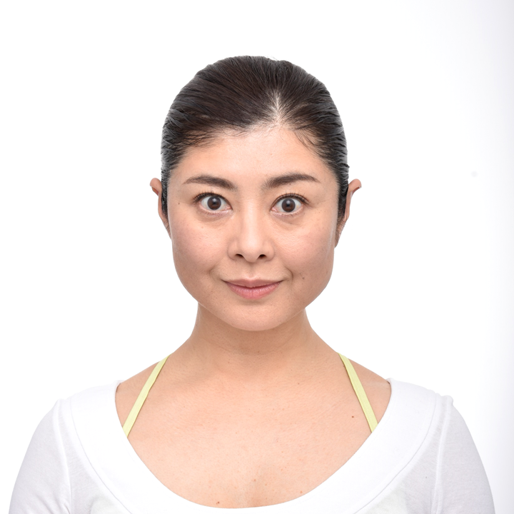 おでこにしわを寄せずに、目をぱっちりと開けますか？