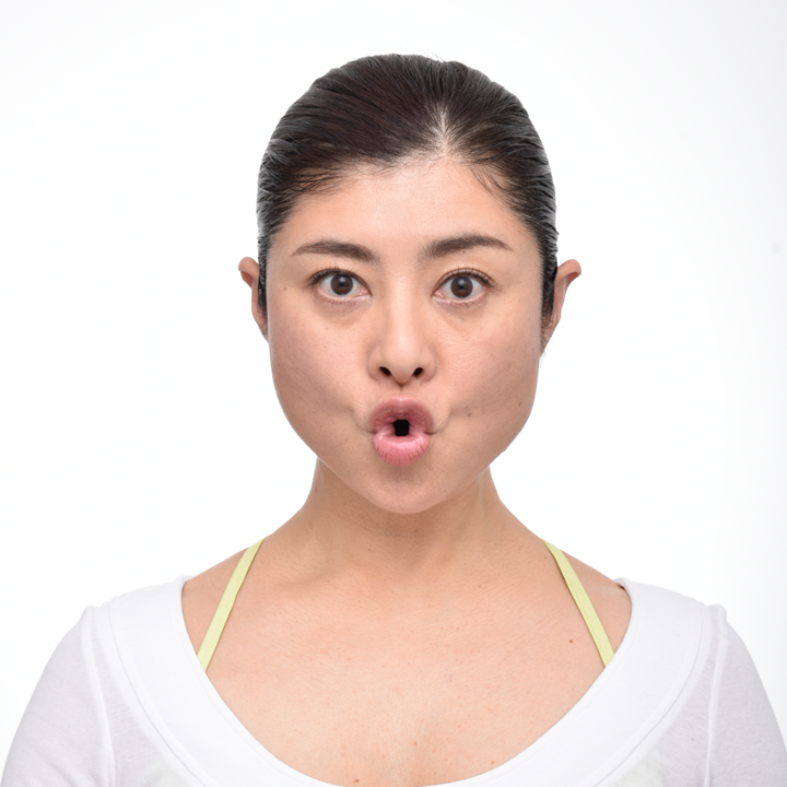 口をすぼめて、唇できれいな丸をつくれますか？