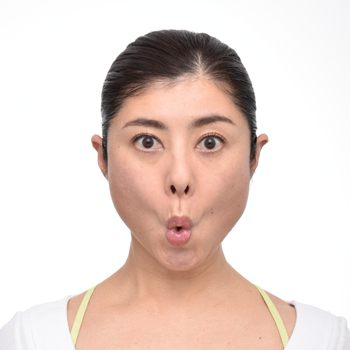 「お～」と言いながら、鼻の下・ほうれい線を伸ばす。