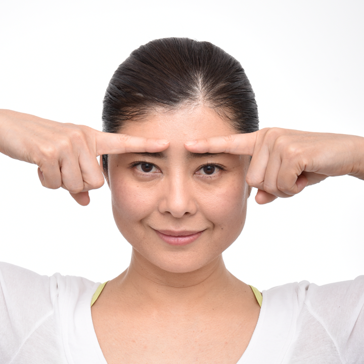 おでこが動かないように、人差し指でロック。