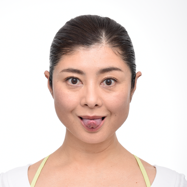 舌先をとがらせるように前へ突き出して、5秒キープ。