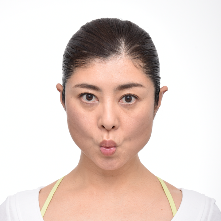 唇をすぼめ前に出します。