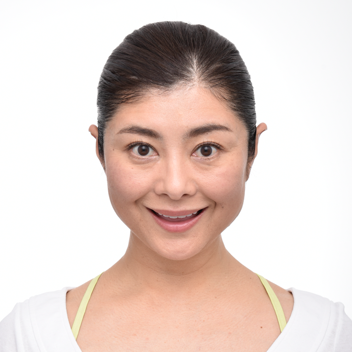 おでこと眉は動かさず、まぶたの動きだけで目を大きく開きます。上の歯をすべて見せるように、頬と口角を上げます。