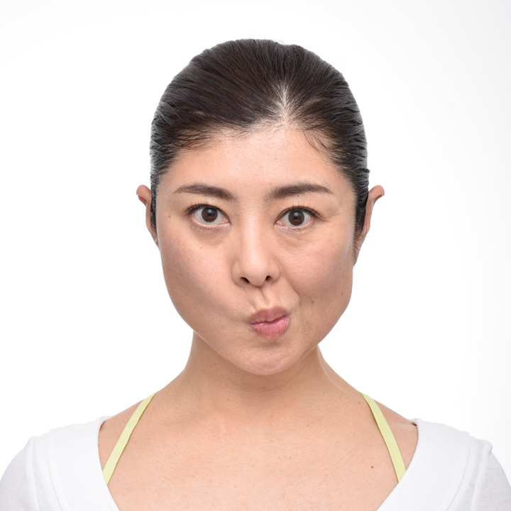唇をすぼめたままで、ゆっくり右に寄せます。