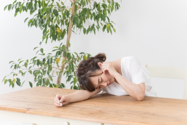 体調不良の女性（自律神経の乱れ、血行不良など）