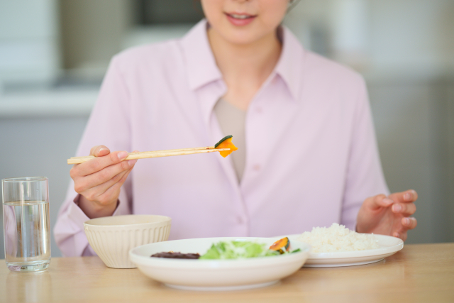 食事をする女性