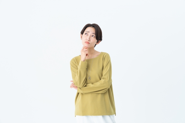 悩む女性